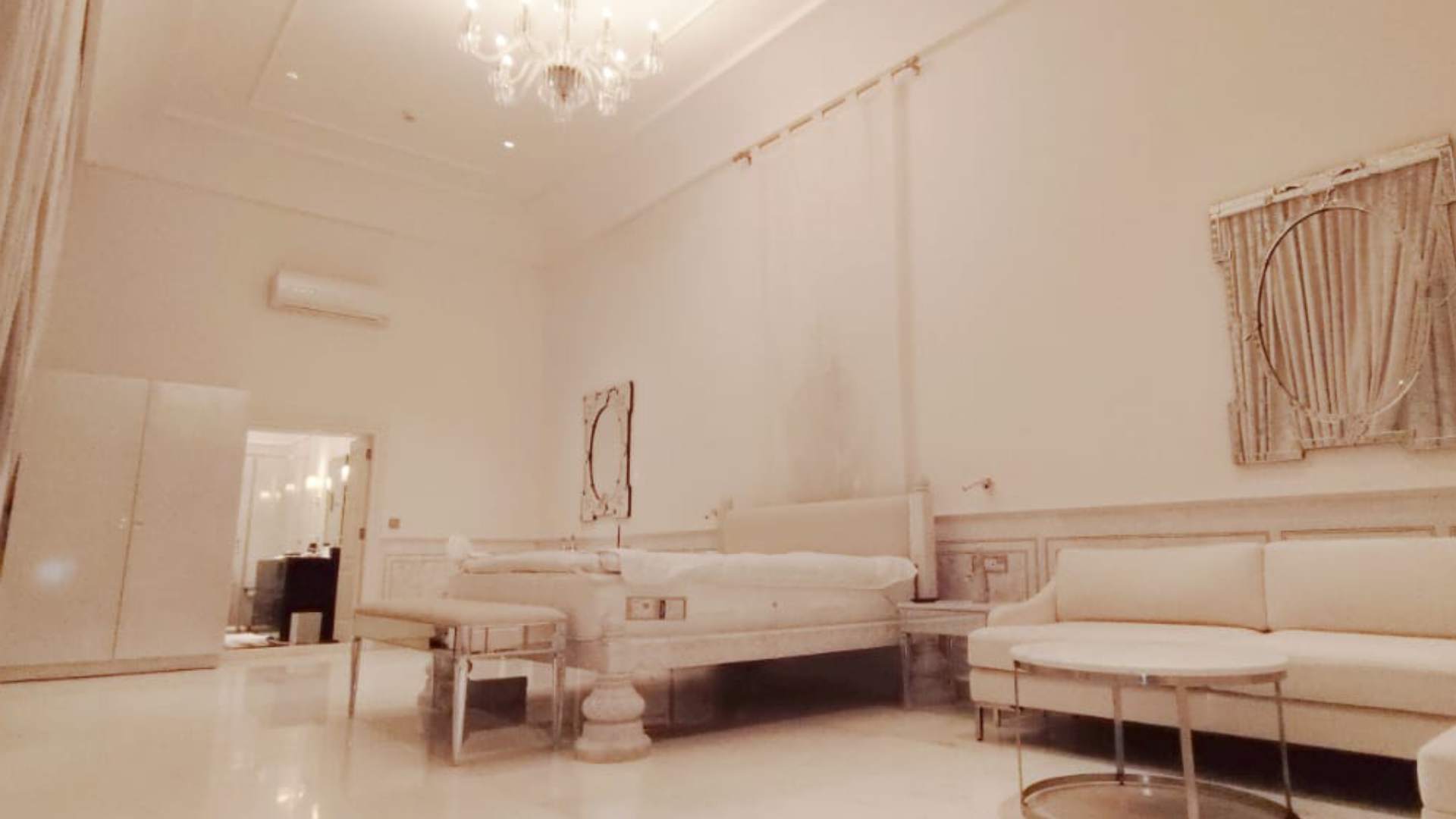 Chandelier in the White-themed Deluxe Suite at Raan Bass The Palace