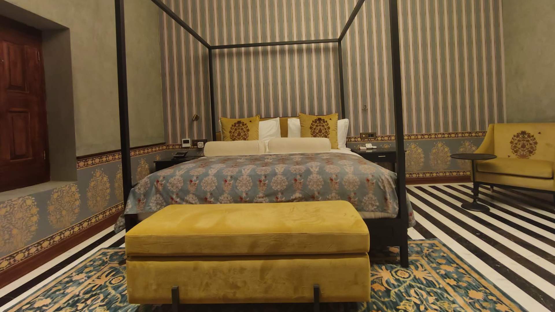 Bed bench and king-size bed in Junior Suite at Raan Bass The Palace